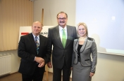 Z Markiem Kaliszkiem, kanclerzem Loży Toruńskiej BCC, oraz Jolantą Kalinowską, szefową firmy Vinpol przed spotkaniem loży klubu w Toruniu, grudzień 2013